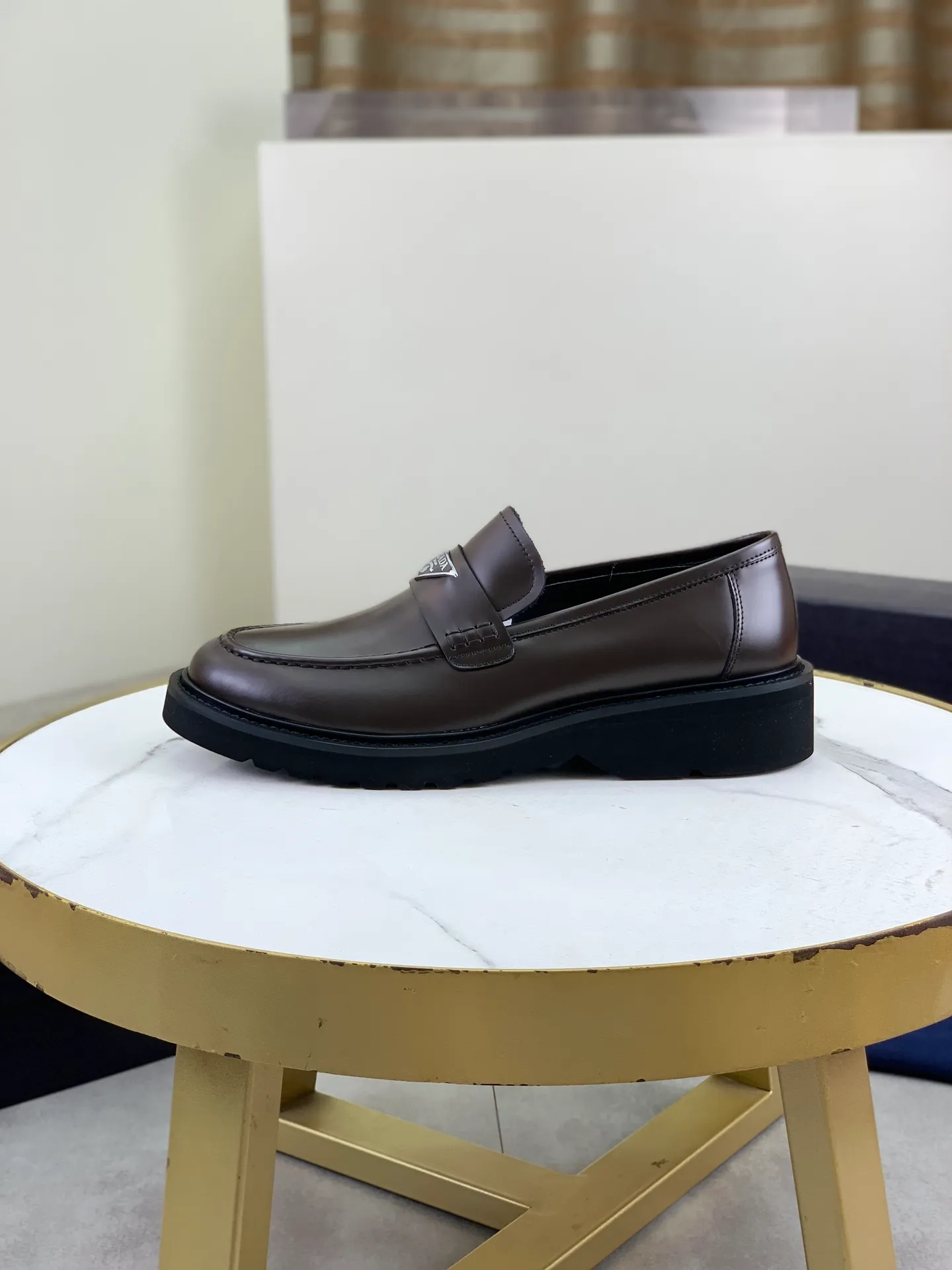 Factory price P880💰Original quality, top version🔱 ＰＲＡＤＡPrada. Men’s business casual leather shoes, top quality products. 1:1 shipment⬆️Luxurious and noble👞All imported original color-brushed edge beads, just to create a more comfortable wearing experience. Upper: Original comfortable open-edge bead rubbed color calfskin➕Top imported water-dyed full cow lining, original high-end lightweight and comfortable TPU foam combination bottom✔️Code number: 39-44 (38 45) 46 47 can be customized)